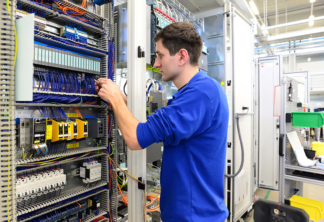 Montage von Schaltschränken in der Industrie