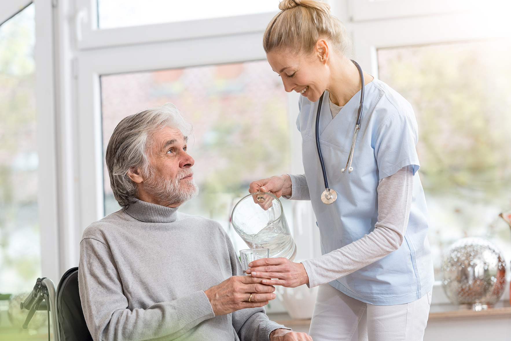 Senior und Pflegerin