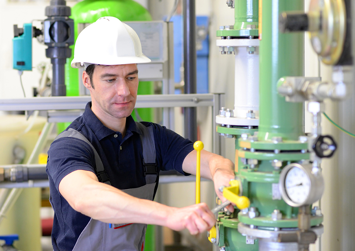 Monteur in einer Industrieanlage bei der Wartung und Reparatur /