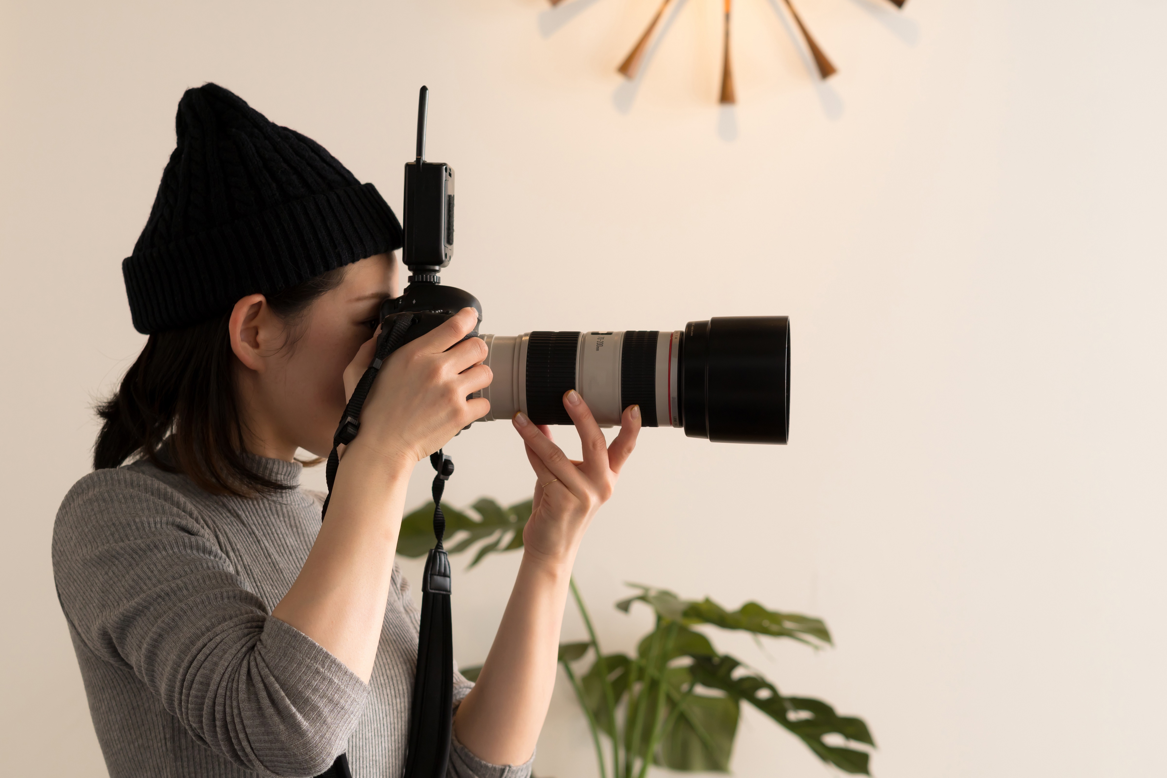 写真を撮る女性