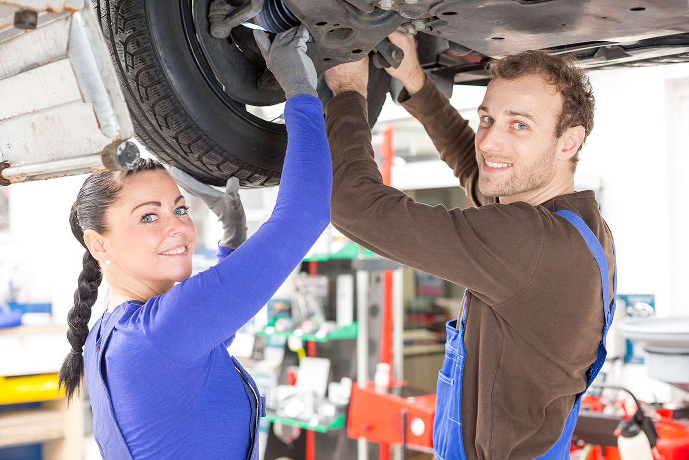 KfZ Mechatroniker reparieren reparieren Fahrzeug auf Hebebühne