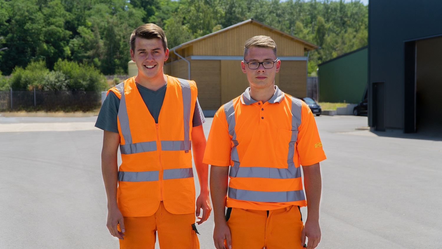 Die Auszubildenden in ihren Warnwesten vor dem Betriebshof