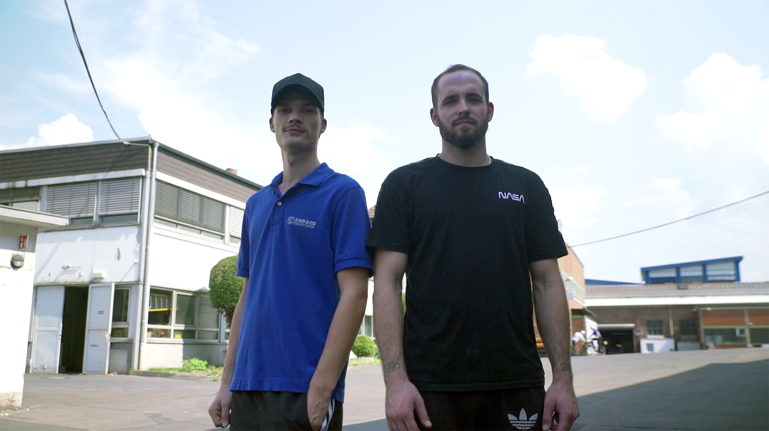 Die Auszubildenden zum Verfarenstechnologen vor dem Edelstahlwerk