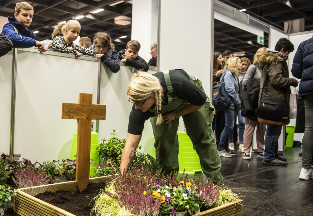 Eine Frau pflanzt eine Grabstelle auf der Messe Berufe live Rheinland