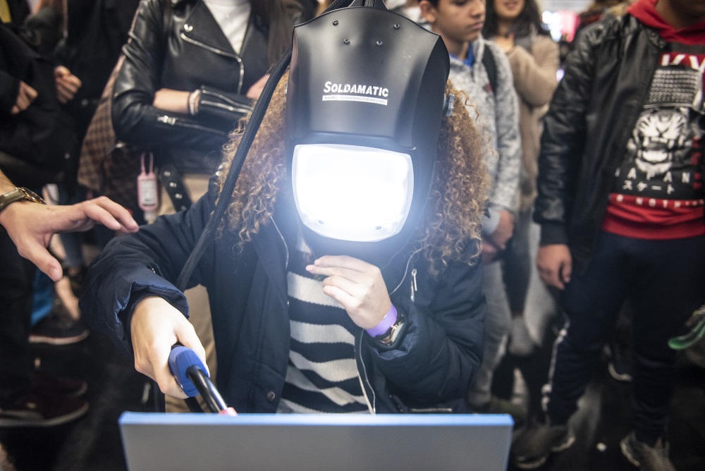 Ein Mädchen trägt eine Schweißerbrille auf der Messe Berufe live Rheinland