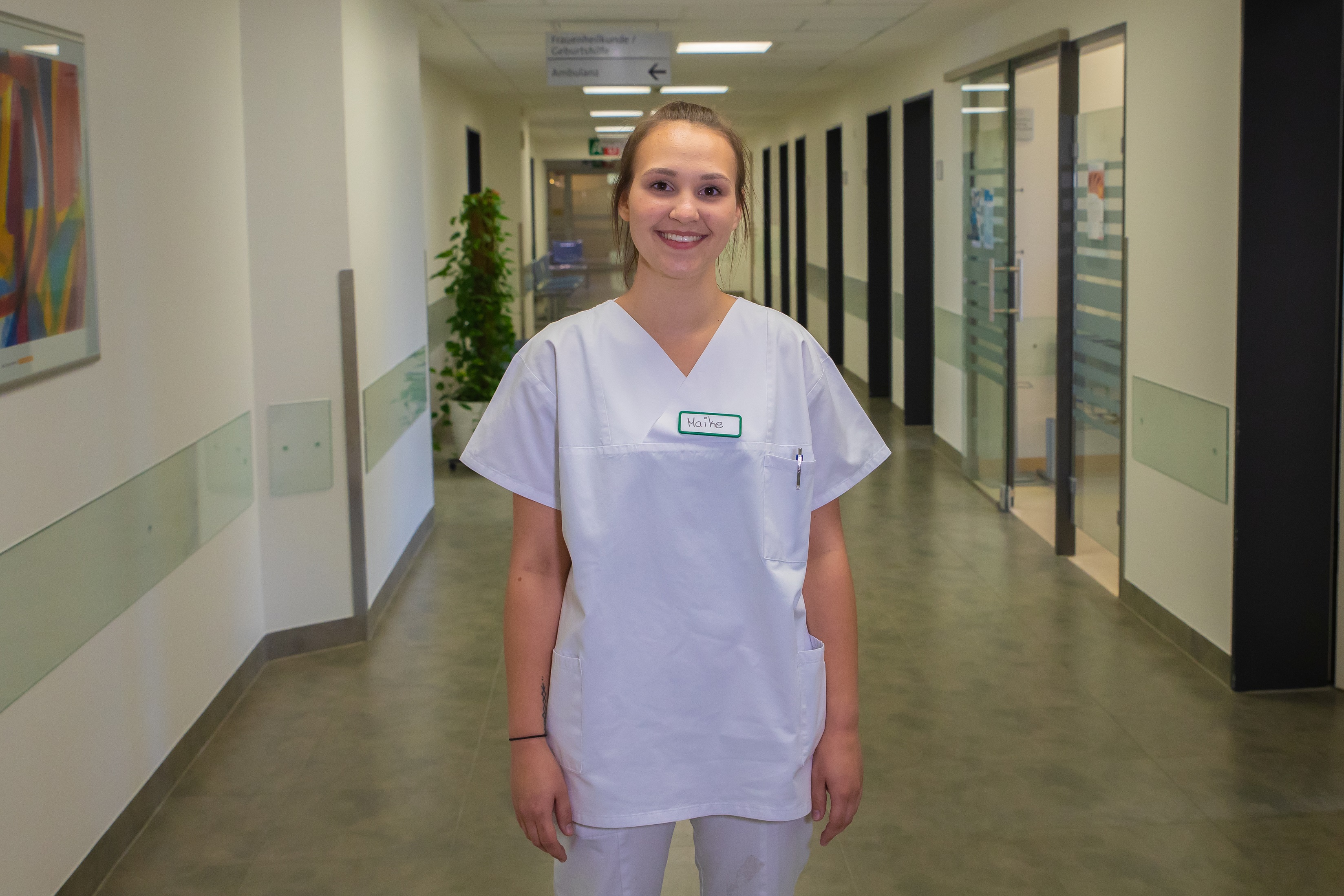 Auszubildende zur Pflegefachmann/frau Meike vor der Krankenstation.