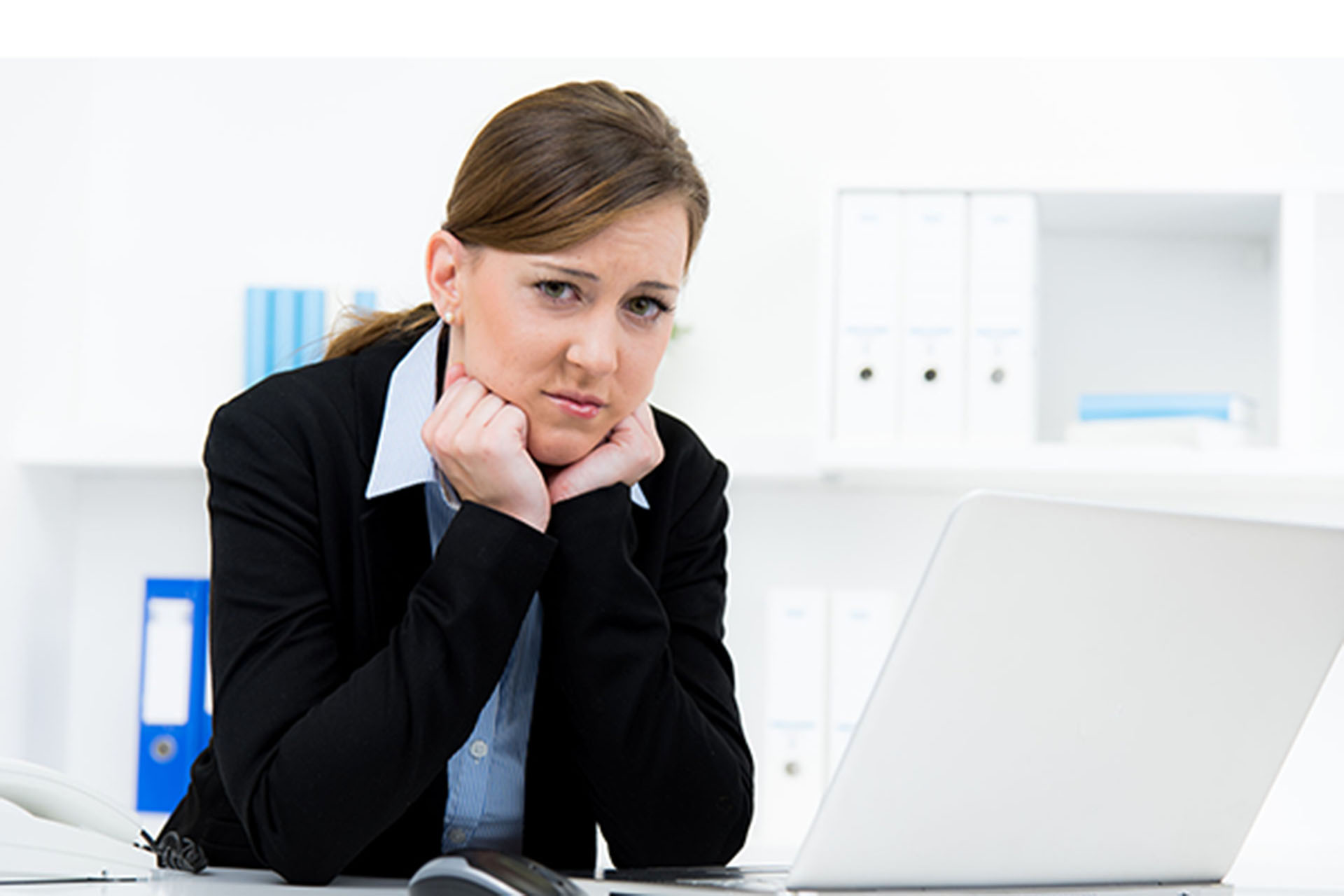 Unzufriedene Frau im Büro